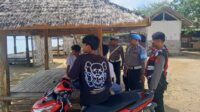 Lombok Barat, NTB – Kepolisian Sektor Sekotong, Polres Lombok Barat, Polda NTB, terus menunjukkan komitmennya dalam menjaga stabilitas keamanan dan ketertiban masyarakat (kamtibmas). Upaya ini diwujudkan melalui giat patroli rutin yang menyasar obyek vital dan obyek wisata, salah satunya Pantai Kemos di Desa Sekotong Barat. Kegiatan ini bertujuan utama untuk mengantisipasi tindak kriminalitas 3C (Curas, Curat, Curanmor) serta berbagai potensi gangguan kamtibmas lainnya. Patroli Rutin Demi Rasa Aman Pengunjung dan Pengelola Wisata Pada Senin, 2 Juni 2025, sekitar pukul 12.30 WITA hingga selesai, Personel Polsek Sekotong melaksanakan patroli intensif di Pantai Kemos yang menjadi salah satu destinasi favorit di wilayah Sekotong menjadi fokus utama kegiatan ini, Senin (2/6/2025). Kapolres Lombok Barat, Polda NTB, AKBP Yasmara Harahap, S.I.K., melalui Kapolsek Sekotong Iptu I Ketut Suriarta, S.H., M.I.Kom., menegaskan bahwa selain pengawasan terhadap potensi tindak kejahatan, patroli juga difokuskan untuk memberikan rasa aman dan nyaman bagi masyarakat serta para pengelola obyek wisata. "Kami secara rutin melaksanakan patroli di obyek vital dan obyek wisata. Ini adalah bentuk kehadiran polisi di tengah masyarakat, memastikan bahwa mereka dapat beraktivitas dengan tenang dan aman," ujar Iptu I Ketut Suriarta, S.H., M.I.Kom., saat ditemui secara terpisah. Kapolsek menambahkan bahwa kegiatan ini bukan hanya sekadar patroli fisik, tetapi juga sebagai sarana komunikasi dua arah antara kepolisian dan masyarakat. Edukasi dan Himbauan untuk Kewaspadaan Bersama Dalam pelaksanaannya, personel Polsek Sekotong tidak hanya melakukan pengawasan, tetapi juga aktif memberikan himbauan kepada masyarakat dan pengelola obyek wisata Pantai Kemos. Himbauan tersebut mencakup pentingnya untuk selalu waspada terhadap lingkungan sekitar dan mewaspadai perubahan cuaca ekstrem yang dapat terjadi kapan saja. Hal ini mengingat wilayah Sekotong yang juga rentan terhadap dampak cuaca tak menentu, khususnya bagi aktivitas di area pantai. "Kami mengingatkan kepada seluruh masyarakat, khususnya pengelola dan pengunjung Pantai Kemos, untuk selalu meningkatkan kewaspadaan. Perhatikan barang bawaan, dan jangan ragu untuk melapor jika melihat hal-hal yang mencurigakan," jelasnya. Selain itu, kolaborasi dan sinergi dengan aparat kepolisian juga terus digalakkan guna menciptakan sitkamtibmas yang benar-benar kondusif. "Keamanan adalah tanggung jawab kita bersama," tegasnya. Respon Positif dari Masyarakat Kehadiran personel kepolisian di lokasi obyek wisata Pantai Kemos secara langsung dirasakan manfaatnya oleh masyarakat. Banyak yang menyambut baik kegiatan patroli ini karena dapat memberikan rasa aman dan nyaman, terutama di tengah potensi keramaian dan peningkatan aktivitas wisata. "Kami sangat senang dengan adanya patroli dari polisi. Rasanya lebih tenang kalau ada bapak-bapak polisi yang berpatroli di sini, apalagi ini kan tempat wisata, jadi bisa mencegah hal-hal yang tidak diinginkan," ungkap salah seorang pengelola warung di Pantai Kemos yang enggan disebutkan namanya. Respon positif ini menjadi indikasi keberhasilan Polsek Sekotong dalam membangun kepercayaan dan kemitraan dengan masyarakat.