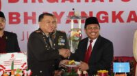 Lombok Barat, NTB – Kepolisian Republik Indonesia (Polri) merayakan ulang tahunnya yang ke-79 pada 1 Juli 2025. Di Lombok Barat, peringatan Hari Bhayangkara kali ini selain dengan menggelar upacara, juga ditandai dengan acara tasyakuran yang penuh makna. Menegaskan kembali komitmen Polri untuk terus meningkatkan kualitas pelayanan kepada masyarakat. Pada Selasa (1/7/2025), suasana di bencingah kantor Bupati Lombok Barat tampak semarak dengan kehadiran para pejabat dan tokoh masyarakat. Acara Tasyakuran Hari Bhayangkara ke-79 ini digelar di Jalan Soekarno-Hatta, Kelurahan Dasan Geres, Kecamatan Gerung, Kabupaten Lombok Barat, menjadi momentum penting. Untuk mempererat sinergitas antara Polri, TNI, pemerintah daerah, dan seluruh elemen masyarakat. Meningkatkan Pelayanan dan Memperkuat Sinergi Dalam sambutannya yang penuh semangat, Kapolres Lombok Barat, AKBP Yasmara Harahap, S.I.K., menyampaikan bahwa Hari Bhayangkara ke-79 mengusung tema ‘Polri untuk Masyarakat’. Menurutnya, tema ini bukan sekadar slogan, melainkan sebuah amanah untuk terus berbenah. "Dalam rangka Hari Bhayangkara ke-79 tahun 2025 dengan tema Polri Untuk Masyarakat, tentunya kita harus meningkatkan kualitas diri sebagai insan Bhayangkara. Untuk melaksanakan pelayanan maksimal kepada masyarakat," ujar AKBP Yasmara. Ia menekankan pentingnya introspeksi diri dan peningkatan kinerja untuk memberikan pelayanan terbaik. "Polri tegak berdiri dan berkomitmen untuk menjadi lebih modern dan terpercaya," tambahnya. Menurut Kapolres, semua upaya ini bertujuan utama untuk menjaga stabilitas keamanan dan ketertiban masyarakat (kamtibmas) di Provinsi NTB agar tetap kondusif. Ia juga menjelaskan bahwa rangkaian kegiatan dalam rangka Hari Bhayangkara di Polres Lombok Barat sudah dimulai sejak awal Juni. Dengan berbagai kegiatan yang menyentuh langsung masyarakat. AKBP Yasmara Harahap juga menyampaikan rasa terima kasihnya kepada semua pihak yang telah mendukung tugas-tugas Polri. "Terima kasih kepada Bapak Bupati yang telah mendukung tugas-tugas kamtibmas. Tidak mungkin kami berjalan sendiri tanpa dukungan dari Pemda dan seluruh elemen masyarakat," tegasnya. Kolaborasi Pemerintah dan Polri untuk Pelayanan Optimal Senada dengan Kapolres, Bupati Lombok Barat, H. Lalu Ahmad Zaini, S. Si., M.T., juga memberikan apresiasi setinggi-tingginya kepada jajaran kepolisian. Dalam pernyataannya, Bupati mengucapkan selamat Hari Bhayangkara dan menekankan pentingnya sinergi antara pemerintah daerah dan Polri. "Atas nama Pemerintah Kabupaten Lombok Barat, kami menyampaikan dirgahayu Kepolisian," kata Bupati Lalu Ahmad Zaini. "Sinergitas dan kolaborasi akan terus kita tingkatkan agar pelayanan kepada masyarakat akan terus dapat dioptimalkan,” imbuhnya. Pernyataan ini menunjukkan komitmen kuat dari pemerintah daerah untuk terus bekerja sama dengan Polri demi kesejahteraan dan keamanan masyarakat Lombok Barat. Momen Kebersamaan dan Apresiasi Setelah sambutan, acara dilanjutkan dengan momen simbolis pemotongan kue dan tumpeng. Kapolres Lombok Barat bersama Ibu Ketua Bhayangkari, Bupati Lombok Barat, perwakilan Dandim 1606, Wakil Bupati, Sekda, dan Ketua DPRD secara bersama-sama melakukan pemotongan tumpeng, melambangkan kebersamaan dan rasa syukur. Kemeriahan acara juga terasa saat pembacaan dan penyerahan hadiah bagi para pemenang lomba-lomba yang diselenggarakan dalam rangka memeriahkan Hari Bhayangkara ke-79. Berbagai lomba tersebut tidak hanya menjadi ajang silaturahmi, tetapi juga menunjukkan partisipasi aktif masyarakat dalam perayaan hari jadi korps Bhayangkara. Peringatan Hari Bhayangkara ke-79 ini menjadi momentum refleksi bagi seluruh jajaran Polres Lombok Barat untuk terus berbenah dan meningkatkan kualitas diri. Turut hadir pula dalam acara ini, Ketua Cabang Bhayangkari Lombok Barat, Ny. Citra Yasmara, bersama jajaran pengurus. Serta perwakilan dari Kodim 1606 Mataram, Letkol Inf. Abdul Haris S.H. M.H. Selain itu, hadir pula Wakil Bupati Lombok Barat, Hj. Nurul Adha, S.THI, Sekda Kabupaten Lombok Barat, H. Ilham S.Pd M.Pd., Ketua DPRD Kabupaten Lombok Barat, Lalu Ivan Indaryadi, serta perwakilan dari Pengadilan Negeri Mataram dan Kejaksaan Negeri Mataram. Kehadiran para pimpinan OPD, tokoh agama, tokoh masyarakat, dan tokoh adat menunjukkan soliditas dukungan terhadap tugas-tugas kepolisian.