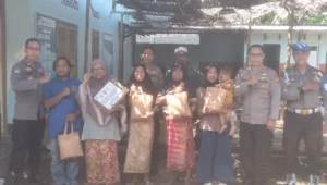 Polri Peduli Gizi: Nutrisi Mantap Hangatkan Hati Warga Labuapi