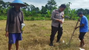 Gencarkan Ketahanan Pangan, Bhabinkamtibmas Labuapi Kunjungi Warga Telagawaru