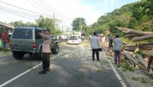 Respons Cepat Polsek Lembar Jaga Kamtibmas di Kegiatan Warga
