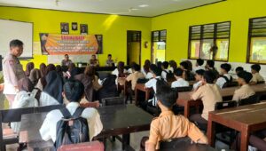 Sat Binmas Polres Lombok Barat Edukasi Siswa SMKN Kuripan Soal Bahaya Narkoba