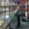 Bhabinkamtibmas Ombe Baru Dorong Ketahanan Pangan Lewat Kunjungan ke Peternak Ayam