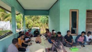 Bhabinkamtibmas Kedaro Kawal Penyaluran Bibit untuk Kemandirian Pangan Sekotong