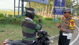Operasi Patuh Rinjani 2025, Polres Lombok Barat Tindak Pelanggar Lalu Lintas di Bundaran Penas
