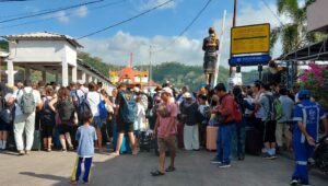 Pelabuhan Lembar Padat Wisatawan Asing, Imbas Penutupan Fast Boat Akibat Cuaca Buruk