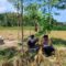 Dukung Ketahanan Pangan, Bhabinkamtibmas Lembar Beri Semangat Petani Jagung di Eyat Mayang