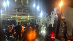 KMP Muryati Berlayar Aman, Polsek Lembar Kawal Ketat Proses Pemuatan Kendaraan dan Penumpang