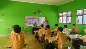 Dekatkan Diri ke Generasi Muda, Polsek Sekotong Turun ke Sekolah