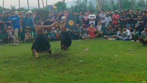 Sinergi Polri dan Warga Sukseskan Peresean HUT Desa Kuripan Timur