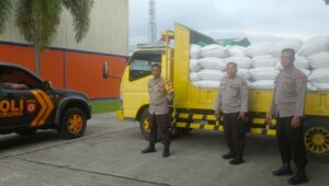 Dukung Ketahanan Pangan, Polsek Gerung Awasi Penyaluran 4,5 Ton Jagung