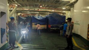 Polsek Kawasan Lembar Pastikan Legalitas Kendaraan Rute Bali