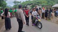 WhatsApp Image 2025-12-15 at 18.31.49 (1) Demi Kelancaran Adat, Personel Polsek Sekotong Atur Arus Nyongkolan